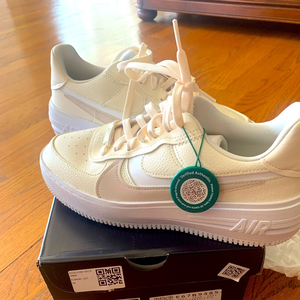 Women Air Force 1 ivory color never worn